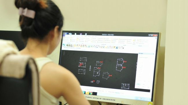 Học viên thực hành thiết kế rập cơ bản các mẫu áo.