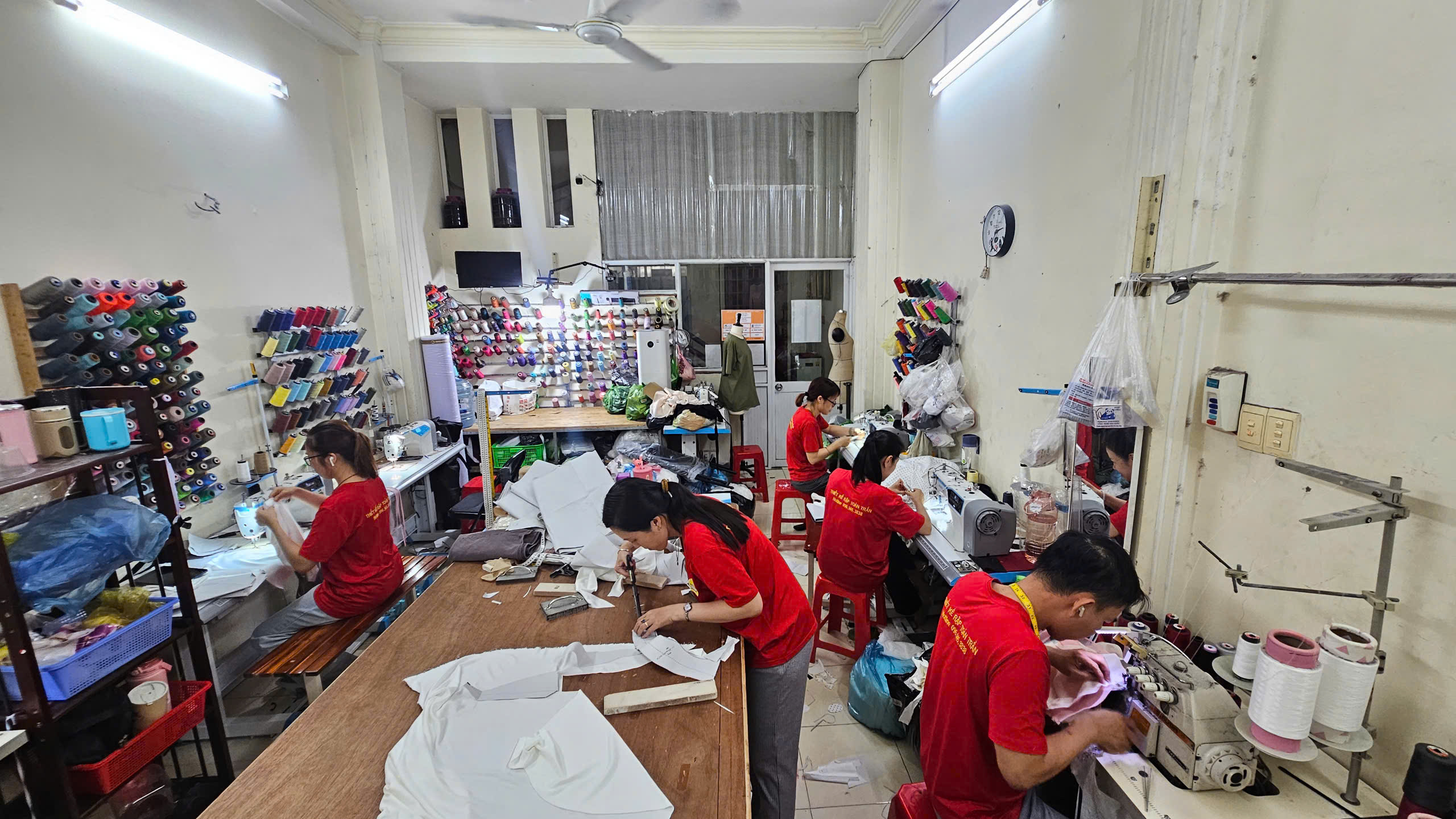 Lớp học may áo khoác miễn phí hướng dẫn học viên thực hành tại Tân Bình