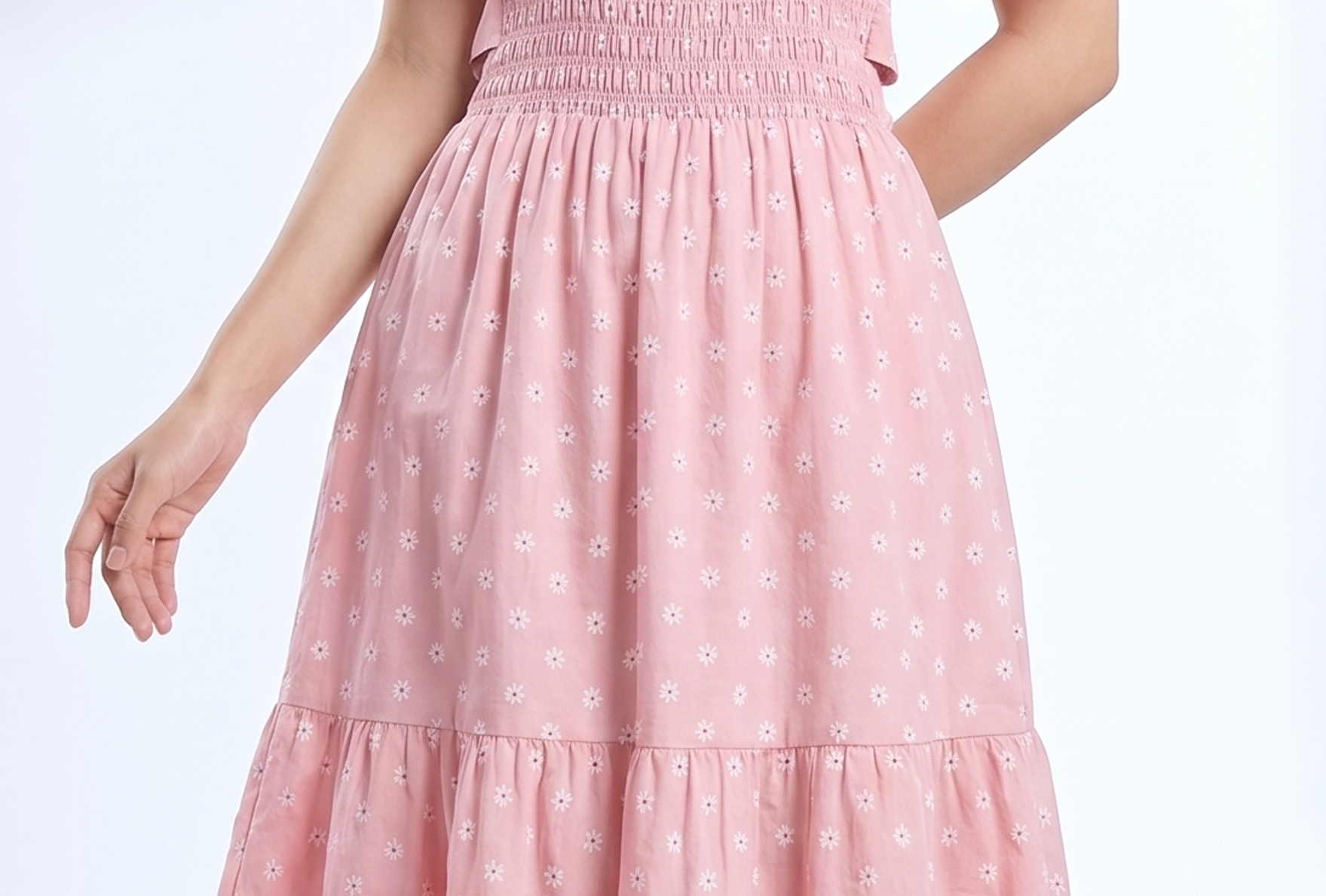 Cận cảnh chất liệu vải và đường chun ngực của rập may vá miễn phí đầm maxi cổ vuông